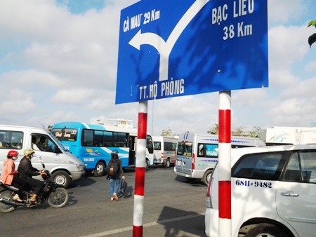 Quốc lộ 1A kẹt cứng nhiều giờ vì dòng người đổ về Thánh đường Tắc Sậy - ảnh 6