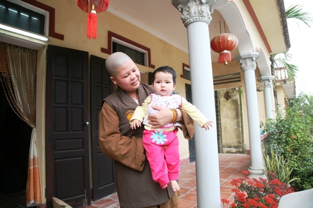 Bé gái xinh xắn bị bỏ rơi trước vườn chùa - ảnh 1