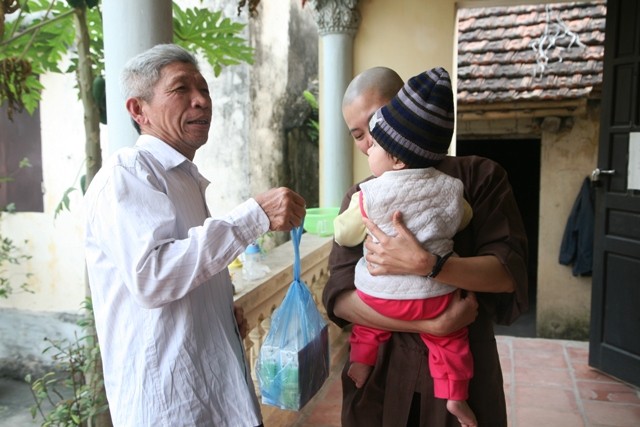 Bé gái xinh xắn bị bỏ rơi trước vườn chùa - ảnh 2