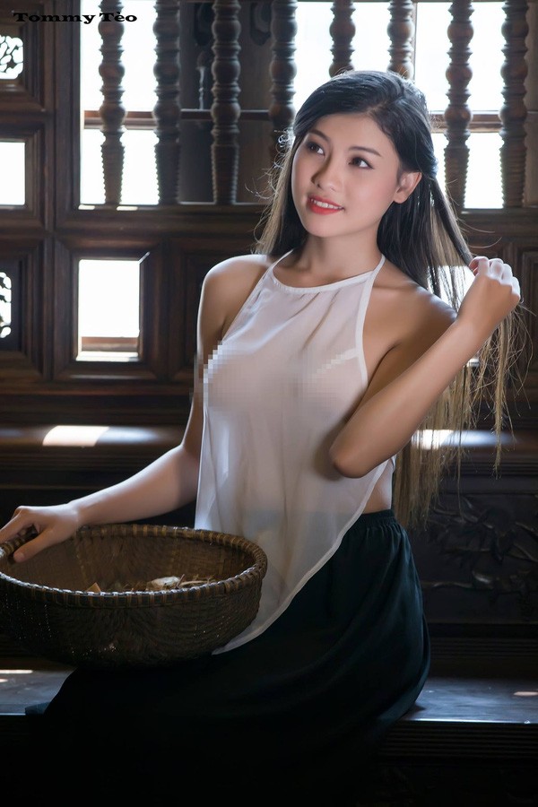 Cô gái trẻ mặc áo yếm trong suốt chụp ảnh gây tranh cãi trên mạng - ảnh 1