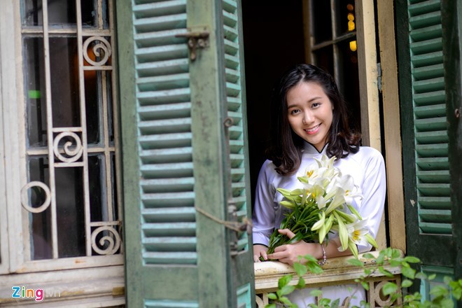 Nữ sinh trường Ams tinh khôi bên hoa loa kèn - ảnh 12