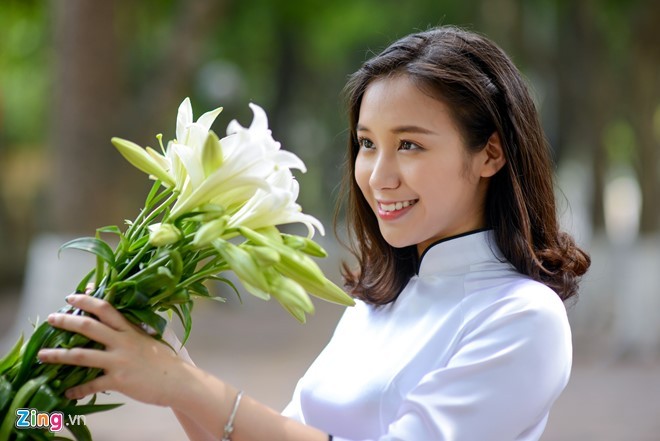 Nữ sinh trường Ams tinh khôi bên hoa loa kèn - ảnh 1