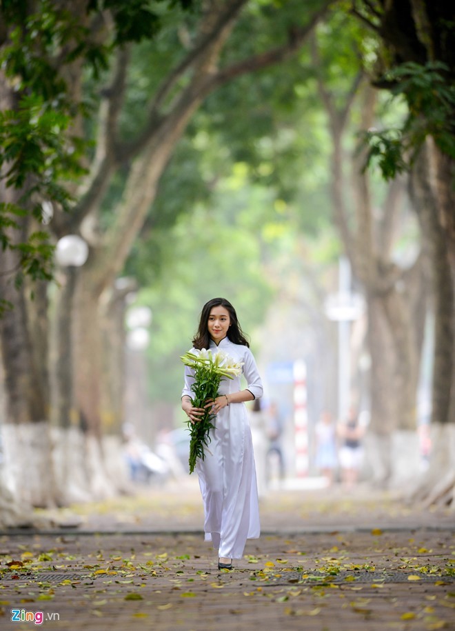 Nữ sinh trường Ams tinh khôi bên hoa loa kèn - ảnh 2