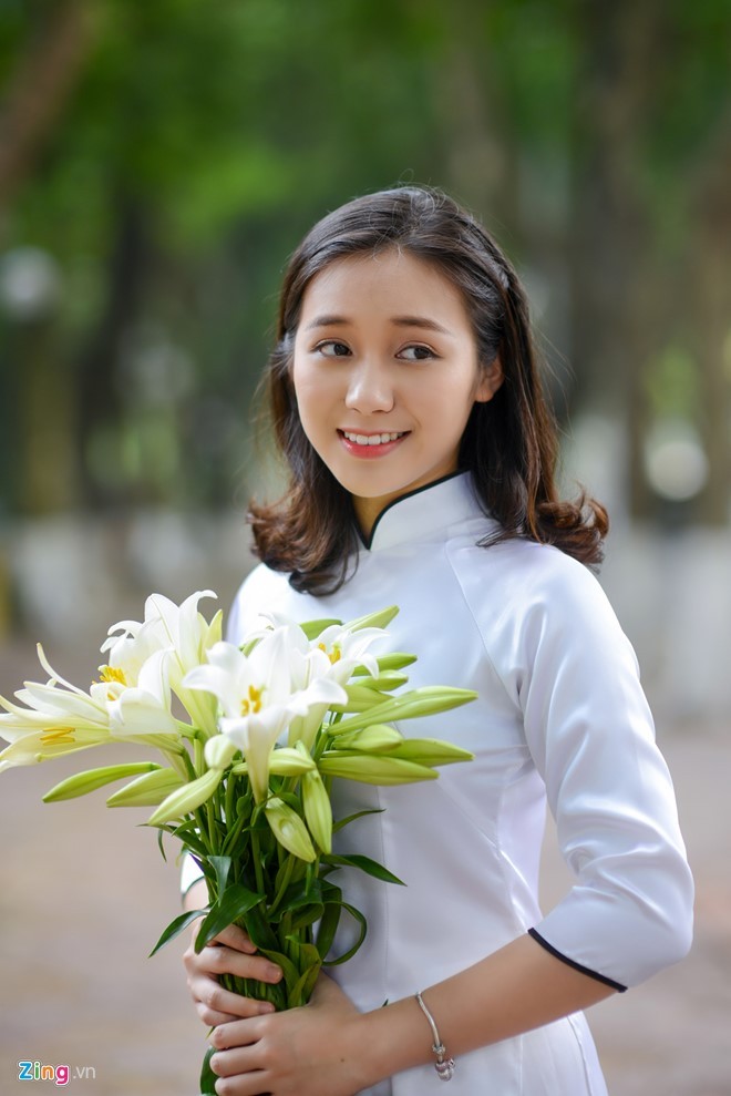 Nữ sinh trường Ams tinh khôi bên hoa loa kèn - ảnh 3