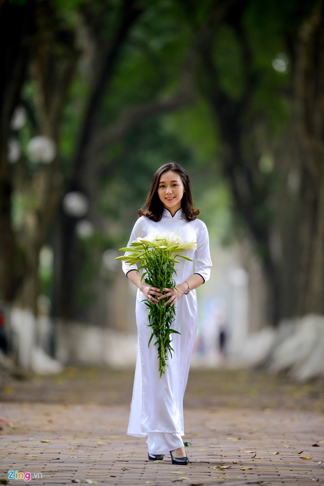 Nữ sinh trường Ams tinh khôi bên hoa loa kèn - ảnh 4