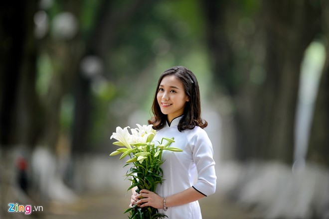 Nữ sinh trường Ams tinh khôi bên hoa loa kèn - ảnh 5