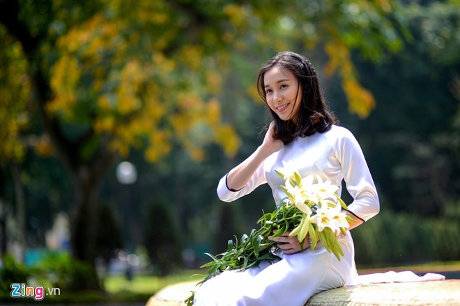 Nữ sinh trường Ams tinh khôi bên hoa loa kèn - ảnh 7
