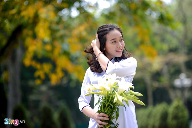 Nữ sinh trường Ams tinh khôi bên hoa loa kèn - ảnh 8