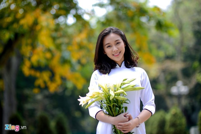Nữ sinh trường Ams tinh khôi bên hoa loa kèn - ảnh 9