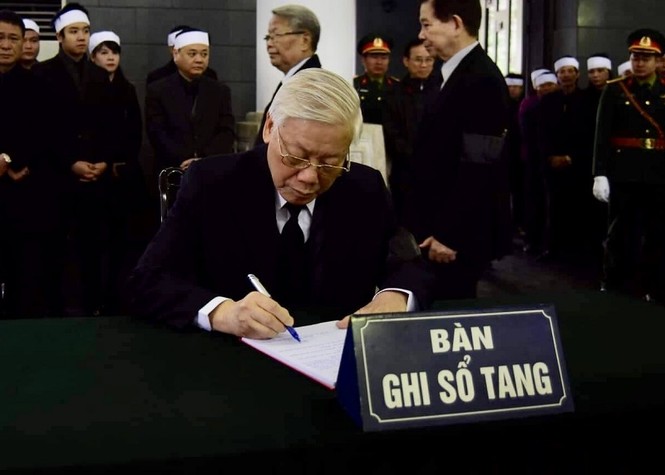 Lãnh đạo Đảng, Nhà nước viếng đồng chí Nguyễn Văn Trân - ảnh 1