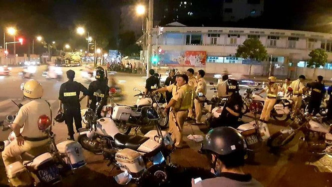 Công an TPHCM kiên quyết xử lý xe ba gác, đốt pháo - ảnh 1