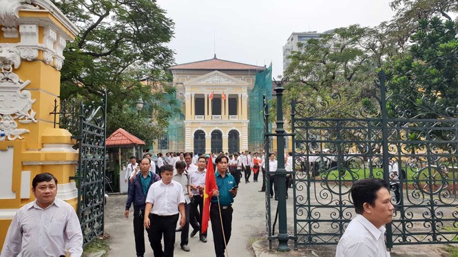 Hàng trăm tài xế Vinasun tụ tập nghe tuyên vụ đòi Grab bồi thường - ảnh 2