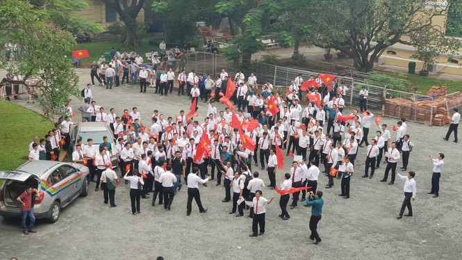 Hàng trăm tài xế Vinasun tụ tập nghe tuyên vụ đòi Grab bồi thường - ảnh 4