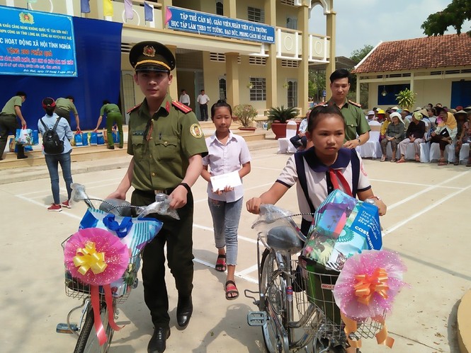 Công an Cửa khẩu Tân Sơn Nhất hưởng ứng tháng thanh niên - ảnh 3