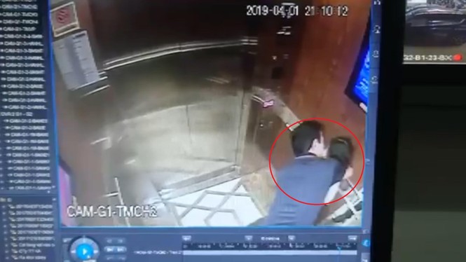 Hình ảnh ông Nguyễn Hữu Linh d.âm ô với bé gái trong thang máy. Ảnh cắt từ clip.