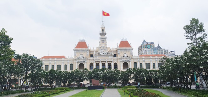 Tòa thị chính hay còn gọi là Dinh Xã Tây được xây dựng từ năm 1898. Hai cánh trái và phải tòa nhà được xây thêm một tầng lầu vào những năm 1950. Sau năm 1975, tòa nhà trở thành trụ sở UBND TPHCM. Sau này, trước UBND TPHCM xây dựng tượng đài Chủ tịch Hồ Chính Minh. Phía trước là quảng trường rộng lớn hay còn gọi là phố đi bộ Nguyễn Huệ. Là nơi vui chơi giải trí, tổ chức các sự kiện lớn của TPHCM. 1