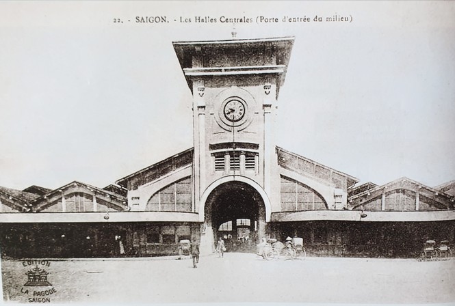 Hình ảnh chợ Bến Thành khoảng năm 1910-1920. Đây là chợ được xây dựng bởi hãng Brossard et Mopin của Pháp. Được xây dựng theo kiểu chợ trung tâm Les Halles ở Paris. Chợ có 4 cửa chính và đặt tên theo các hướng Đông, Tây, Nam và Bắc. Bên trên cửa hướng Nam (biểu tượng chợ Bến Thành) có một tháp đồng hồ lớn ba mặt, là biểu tượng của chợ.Hơn 100 năm tồn tại, chợ Bến Thành đã đi vào ký ức nhiều thế hệ người dân và được xem như biểu tượng của Sài Gòn. 2