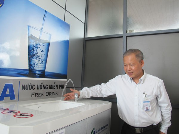 Sân bay Nội Bài có nước uống miễn phí - ảnh 1
