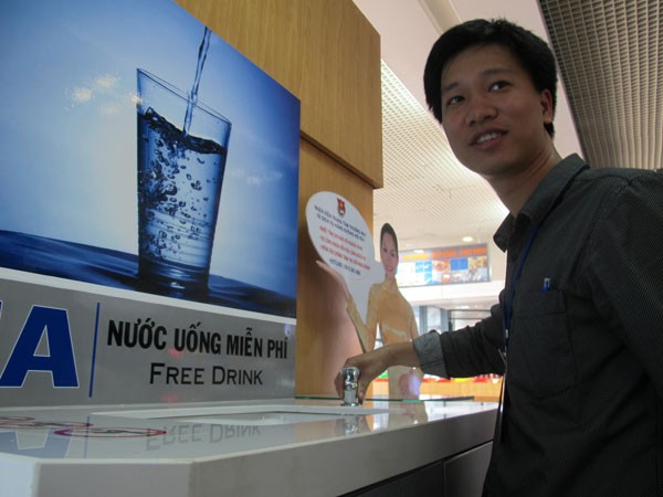 Sân bay Nội Bài có nước uống miễn phí - ảnh 2