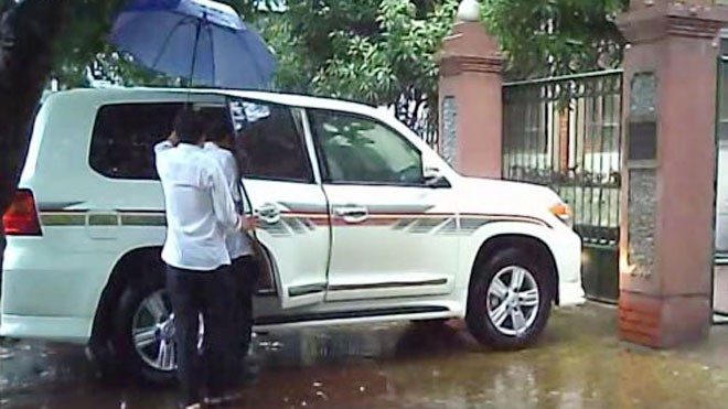 Xe sang mang biển giả: Trưởng BQL Khu kinh tế được đặc cách mua sắm? - ảnh 1