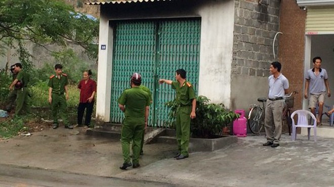 Bố 'ngáo đá' phóng hỏa đốt nhà dí dao dọa giết con - ảnh 1