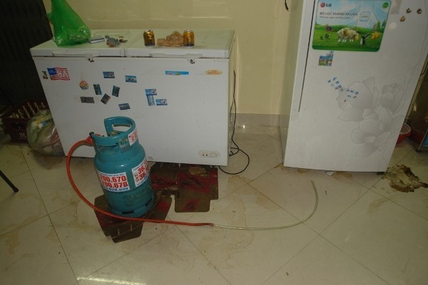50 cảnh sát vây biệt thự, cứu bé 5 tuổi bị khống chế - ảnh 1