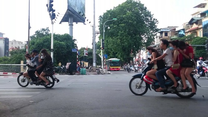 Hà Nội: “Mô-tô bay” chở chân dài mát mẻ tái xuất - ảnh 3