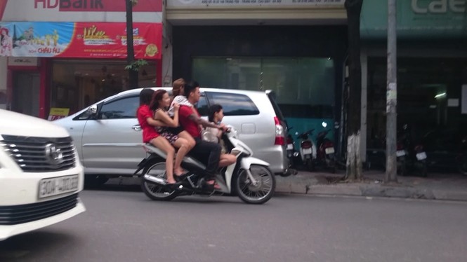 Hà Nội: “Mô-tô bay” chở chân dài mát mẻ tái xuất - ảnh 5