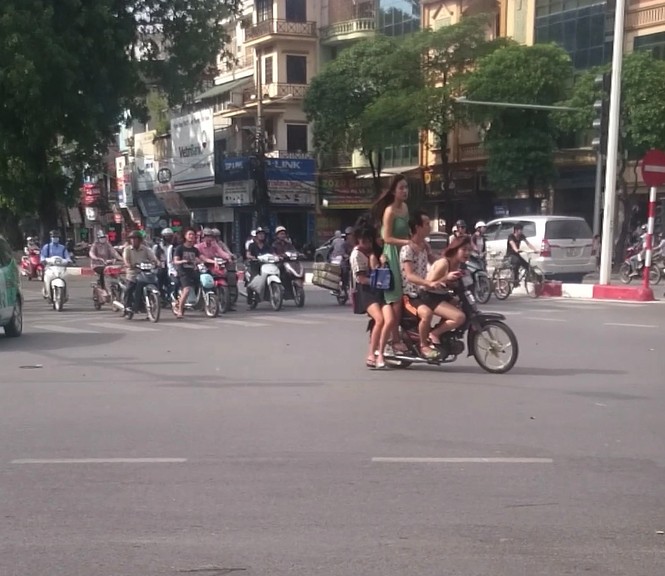 Hà Nội: “Mô-tô bay” chở chân dài mát mẻ tái xuất - ảnh 6