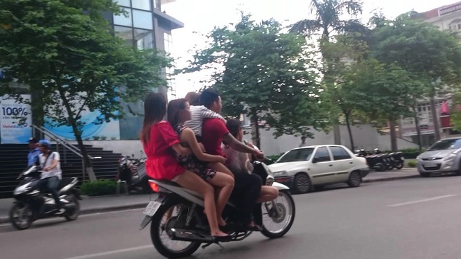Hà Nội: “Mô-tô bay” chở chân dài mát mẻ tái xuất - ảnh 7
