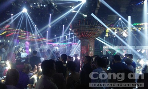 Đột kích hàng loạt tụ điểm ăn chơi giữa trung tâm Sài Gòn - ảnh 2