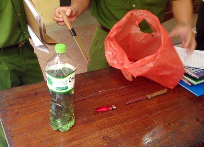 Mâu thuẫn với bạn gái, 9X rút dao đâm công an - ảnh 1