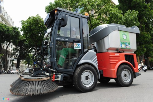 10 xe quét đường hiện đại xuất hiện trên phố Hà Nội - ảnh 1