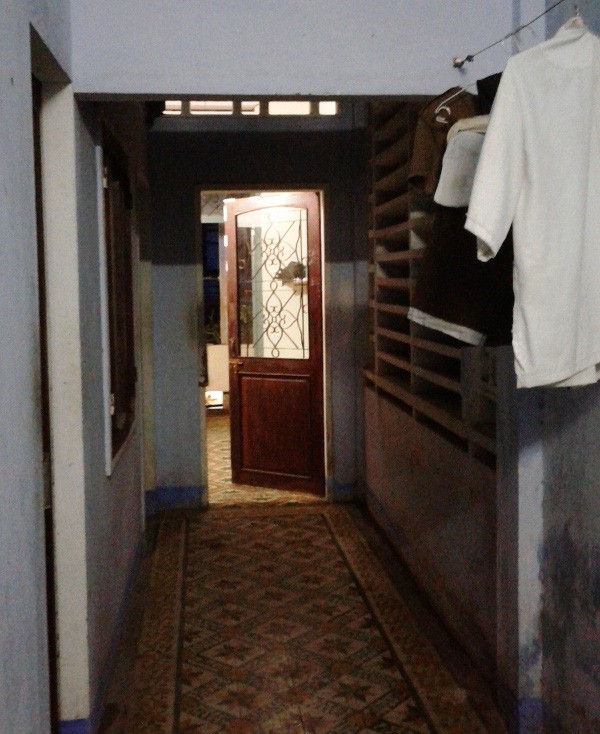 Ngáo đá cầm dao xông vào phòng trọ khống chế nữ sinh viên - ảnh 1