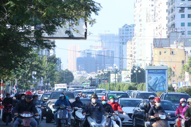 Tắc đường nghiêm trọng dọc lộ trình tuyến buýt nhanh sắp hoạt động - ảnh 1