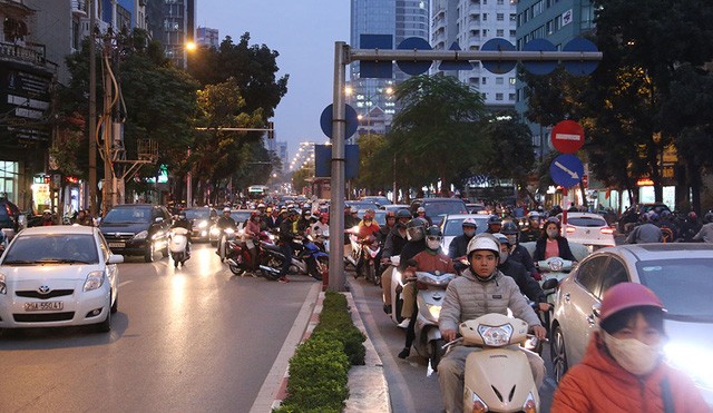 Tắc đường nghiêm trọng dọc lộ trình tuyến buýt nhanh sắp hoạt động - ảnh 2