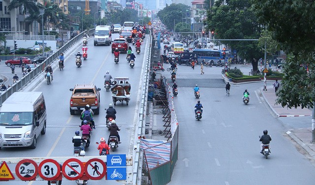 Tắc đường nghiêm trọng dọc lộ trình tuyến buýt nhanh sắp hoạt động - ảnh 7