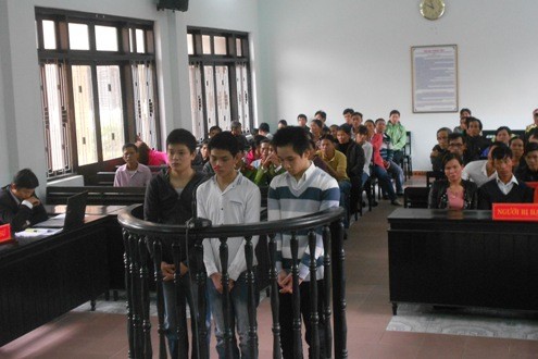 Chuốc bạn gái nhậu say, 3 thanh niên thay nhau hãm hiếp - ảnh 1