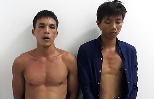 Hai kẻ mang súng cướp gà đá, dọa bắn cảnh sát truy đuổi - ảnh 1