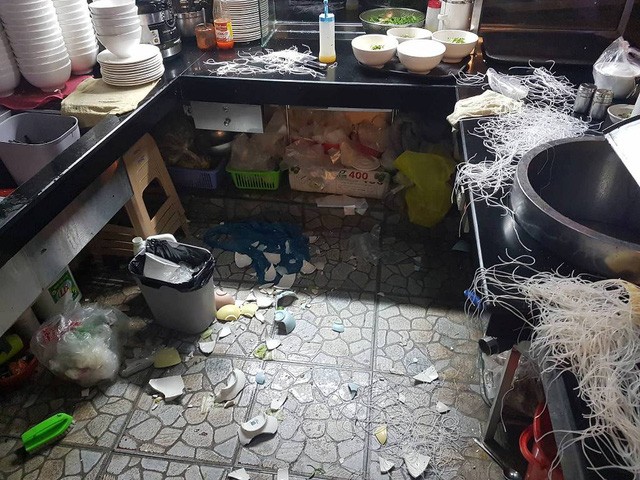 Nhóm thanh niên đánh gục 2 phụ nữ trong quán ăn khuya - ảnh 1