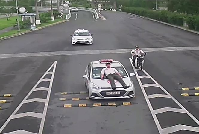Bắt khẩn cấp lái xe taxi hất nhân viên bảo vệ lên nắp capo - ảnh 2