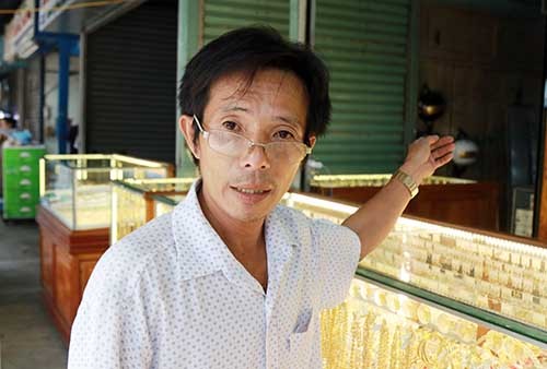 Tiệm vàng bị trộm khoét cửa, 'khoắng' vàng trị giá hơn 1 tỷ - ảnh 1