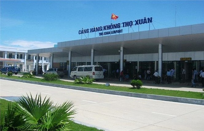 Cấm bay ba nam thanh niên hành hung nữ nhân viên hàng không - ảnh 1