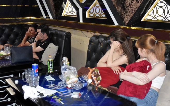 Nhiều 'nam thanh nữ tú' phê ma túy trong quán karaoke - ảnh 1