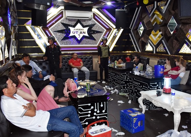 Nhiều 'nam thanh nữ tú' phê ma túy trong quán karaoke - ảnh 3