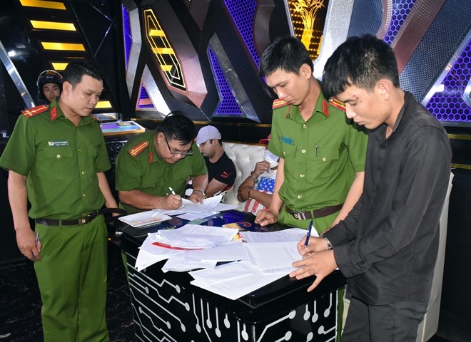 Nhiều 'nam thanh nữ tú' phê ma túy trong quán karaoke - ảnh 4