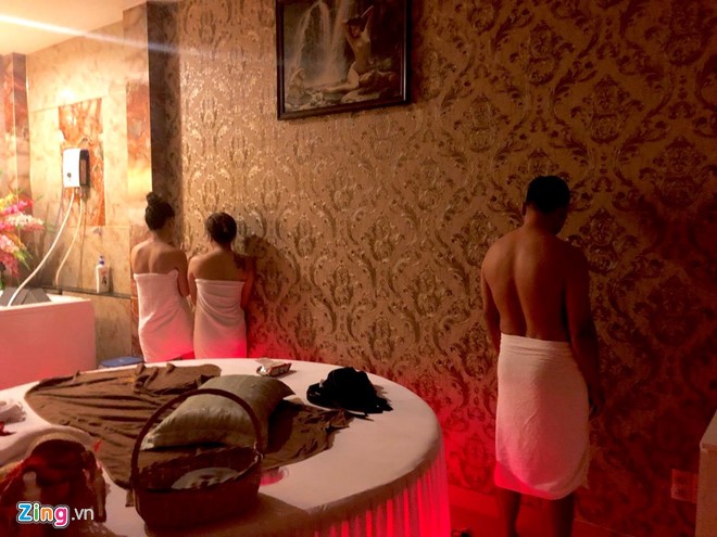 Tiếp viên massage khoả thân kích dục cho khách ở Sài Gòn - ảnh 1