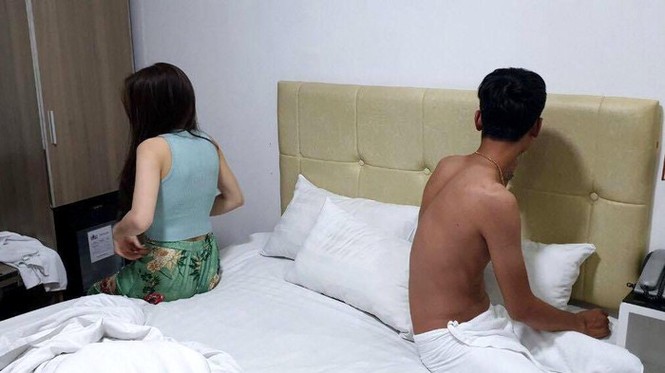 Bắt quả tang 2 nữ tiếp viên nhà hàng bán dâm cho khách - ảnh 1
