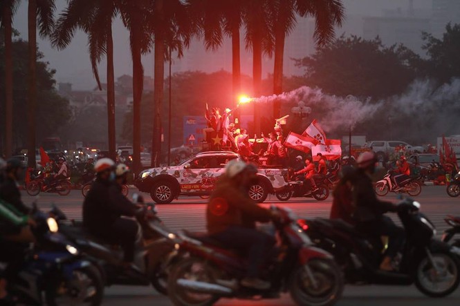 Ngập tràn pháo sáng ở cổng SVĐ Mỹ Đình trước trận U23 Việt Nam găp U23 Thái Lan - ảnh 2