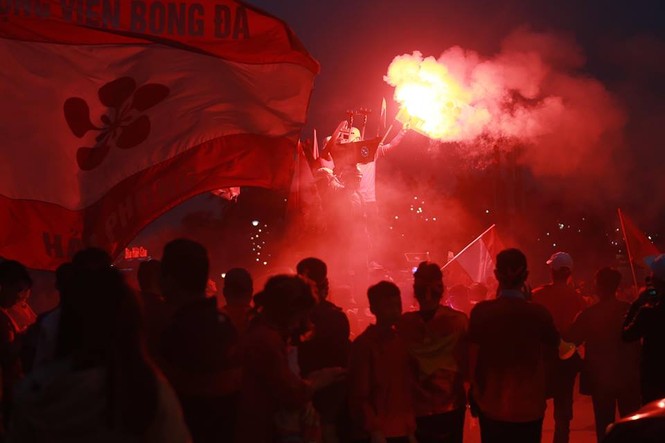 Ngập tràn pháo sáng ở cổng SVĐ Mỹ Đình trước trận U23 Việt Nam găp U23 Thái Lan - ảnh 8